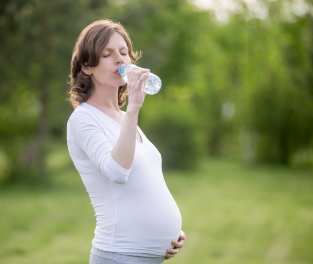 اهمیت نوشیدن آب تصفیه شده و سالم در دوران بارداری
